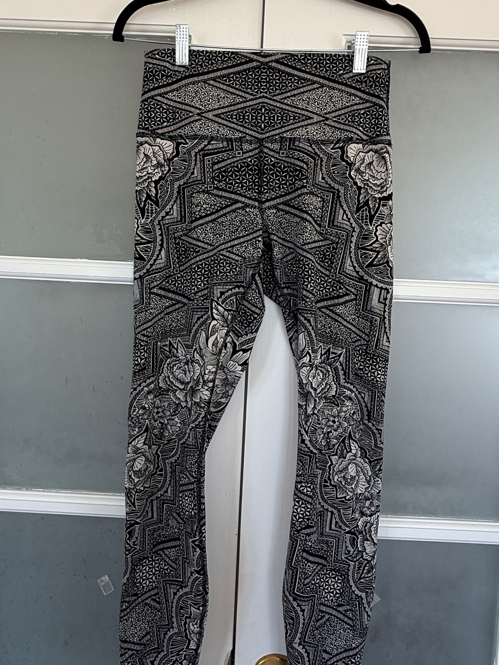 Lululemon Black White Geometric Floral Print Leggings Size 8